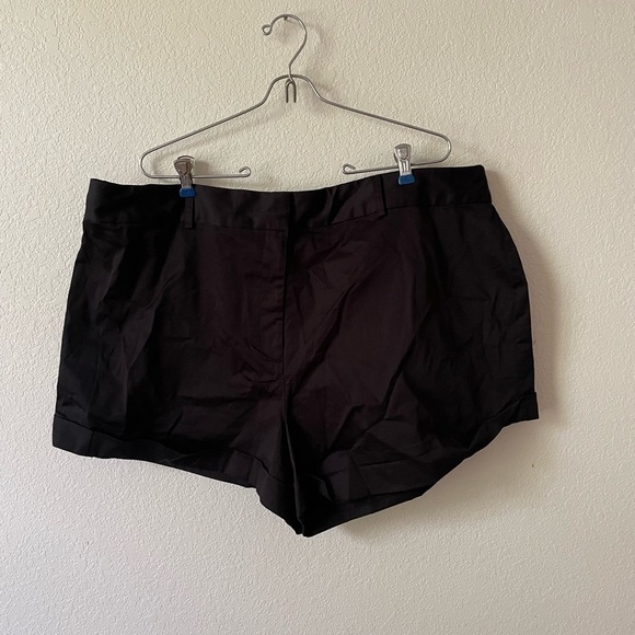 Women’s Danielle Bernstein cuffed shorts - Picture 4 of 5